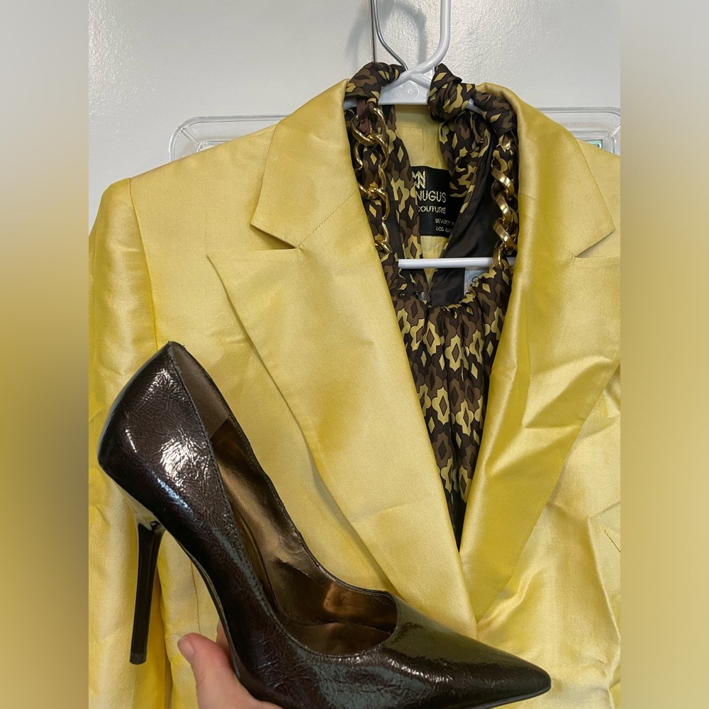 Gorgeous vintage Max Magnus pantsuit.  Lovely color and so feminine.  Spring!